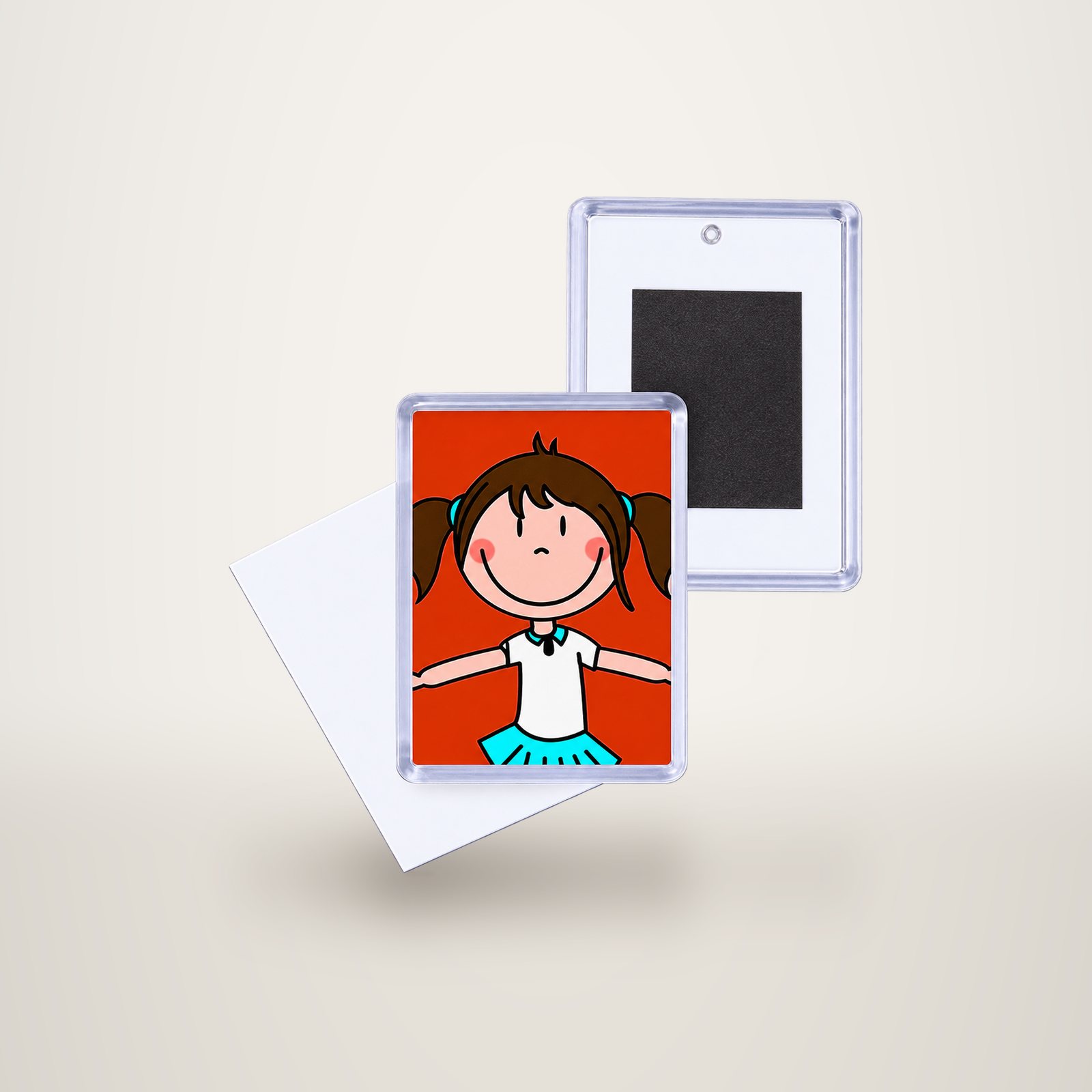 Un magnet en plastique transparent montrant le dessin d'une fille souriante aux couettes sur fond rouge, avec sa face arrière aimantée et une feuille blanche à insérer.